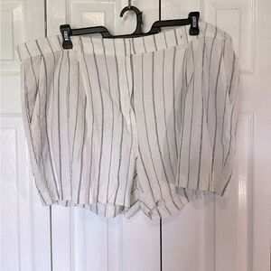 Old Navy - Women’s Taylor Extra High Rise Cream & Navy Shorts - 2X